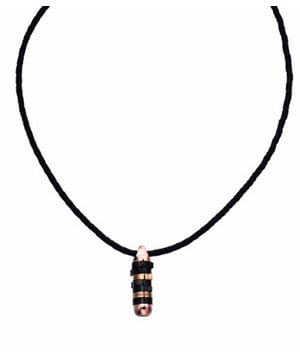 Police: "Cam" Cuero Negro Cuando la marca POLICE se lanzó en Italia en 1983, fue una de las primeras empresas en convertir las gafas de sol en una declaración de moda. A lo largo de la década de 1980, estas gafas de sol elegantes y sofisticadas se hicieron famosas en todo el mundo. A medida que la empresa creció, rápidamente expandió su icónica marca de gafas a una popular gama de fragancias, ropa y relojes. Los relojes POLICE se lanzaron en 2003 y rápidamente se convirtieron en un componente importante de la personalidad general de la marca POLICE. POLICE Mens PL-12087JS-02 Reloj de moda TopGear La marca POLICE atrae a personas con un fuerte sentido de su propia individualidad. Parte de la popularidad de los relojes POLICE siempre ha sido la fantástica selección de estilos disponibles. Cada reloj POLICE hace una gran declaración. No importa si buscas sofisticación urbana en movimiento o punk callejero valiente. No importa lo que esté buscando, es muy probable que haya un reloj POLICE que se adapte a su estética personal. Durante muchos años, caras conocidas como Bruce Willis, George Clooney, David Beckham y Antonio Banderas han estado asociadas con la marca POLICE. Estas estrellas ayudaron a poner a la POLICÍA en el mapa. Sin embargo, la empresa siempre supo que estas conocidas celebridades nunca fueron las verdaderas estrellas. Sus clientes lo eran. Relojes POLICE En 2010, POLICE lanzó una nueva y revolucionaria campaña de marketing diseñada para reconocer las cualidades especiales que hacen de alguien un cliente de POLICE. La compañía anunció que estaban buscando una cara nueva para ponerse en la piel de las personas famosas que habían representado a POLICE antes y que esa persona se convertiría en la nueva cara de la marca. Este concurso 'Be Younique' fue tremendamente popular y después de evaluar miles de entradas, un joven desconocido llamado Andrea Garbolino de la ciudad italiana de Settimo Torinese fue seleccionado para lanzar la campaña publicitaria internacional de 2010. Un nuevo concurso 'Be Younique' está en marcha ahora mismo y cualquiera que compre un reloj POLICE dentro de los próximos doce meses recibirá descuentos exclusivos, así como la oportunidad de ganar increíbles premios que incluyen volar un avión de combate en Rusia, divertirse en Río y buceo en Maldivas. Hay 12 premios diferentes correspondientes a 12 zonas horarias diferentes.