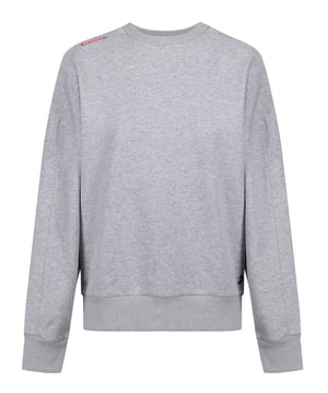 The perfect post-workout sweatshirt from the LUKE womenswear performance range is crafted from a soft recycled cotton and is cut to an oversized fit with dropped shoulders. It is detailed with a curved drop hem and is completed with the brands iconic rubberised lion head badge.