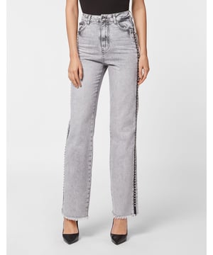 con cristales  Pantalones jegging en denim superelástico lavado a la piedra de 5 bolsillos con inserciones de piel y cristales de strass. Cierre de un solo botón metálico. Bajo deshilachado. Corte: Palace.