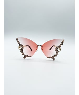 Butterfly Lens with Crystal Detail in Gradient Pink
Frame Colour: Gold
Lens Colour: Gradient Pink
Material: Metal Frame PC Lens
One Size
SKU: SG2404609
UV400 PROTECTION. Not for driving use.