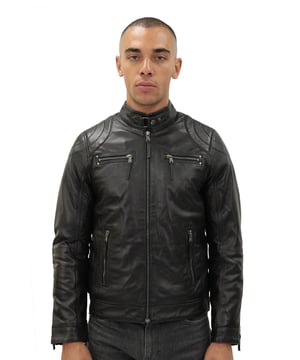 Esta chaqueta de moto, confeccionada con nuestro cuero napa ultra suave de primera calidad, se destaca por brindar un ajuste más ajustado, ayudado por cintura y mangas ajustables que se aseguran con botones a presión. Se agregan hombros plisados ​​​​redondeados para una apariencia única, pero la chaqueta sigue siendo fiel a sus raíces de motociclista, con una cremallera YKK recta tradicional, bolsillos con cremallera en el pecho y un cuello corto con solapa con botones a presión. Este estilo de chaqueta también se presenta en una amplia gama de nuestros colores premium para permitir combinar esta chaqueta con cualquier atuendo para cualquier ocasión. • 100% cuero napa ultra suave de primera calidad. • Bolsillos con cremallera en la cintura • Bolsillos con cremallera en el pecho • Cintura y mangas ajustables para mayor comodidad • Diseño plisado redondeado en los hombros