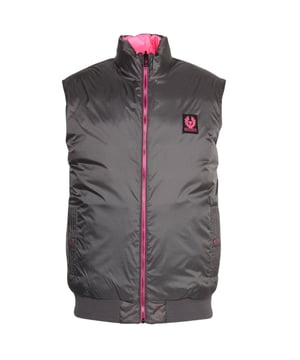 Experimente lo ultimo en versatilidad y estilo con la chaqueta gris Belstaff. Esta chaqueta de plumon reversible ofrece calidez y un diseno vanguardista, lo que le permite pasar sin esfuerzo de un look informal de dia a un elegante conjunto de noche. Mantengase comodo y luzca increible con esta chaqueta imprescindible!, Chaqueta de plumas, rosa en el reversible, Material: 100% poliamida, Relleno: 90% plumon de pato blanco, 10% pluma de pato blanco, insignia de la marca en el pecho izquierdo, ligero, plumon Chaqueta con relleno, Ropa reversible con detalles de neon, Se guarda en un bolso, Cierre de cremallera frontal expuesta, Dos bolsillos laterales con cierre a presion, Chaqueta reversible, Cierre de cremallera, Chaleco gris, Chaleco rosa, Chaleco