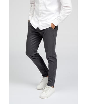 Dies ist ein Paar unserer beliebten Performance Pants™ - jetzt mit einer ganz neuen Struktur. Sie ist die perfekte Alltagshose mit viel Stretch, um dir volle Bewegungsfreiheit zu geben. Während unsere Original Performance Pants™ aus 76 % Polyester, 20 % Viskose und 4 % Elastan bestehen, sind unsere Structure Performance Pants™ aus 98 % Baumwolle und 2 % Elastan gefertigt, sodass du keine Kompromisse bei Komfort und Funktionalität eingehen musst. Außerdem ist der Stoff so gewebt, dass die Fasern eine strukturierte Oberfläche bilden, die aus der Nähe betrachtet werden kann. Die Hose hat außerdem aufgesetzte Gesäßtaschen. Alle Hosen aus unserer Perform-Kollektion wurden mit einem Ziel vor Augen entworfen: die beste Kleidung für Sie zu machen, die hohe Ansprüche an die Funktionalität und Qualität Ihrer Kleidung haben. Deshalb sind alle Kleidungsstücke unserer Perform Collection aus guten, dehnbaren und weichen Materialien gefertigt, die den ganzen Tag über bequem zu tragen sind.

Hier sehen Sie eine Hose in der Farbe Grau.

Die Hose hat eine schmale Passform. Das Modell ist auch in Regular fit erhältlich.

Welche Größe hat die Hose?

Die Hose kann in 18 verschiedenen Größen ausgewählt werden. Siehe und wählen Sie Größe unter "Größe".

Die Größen sind für Männer angepasst.

Über TeeShoppen

Preis und Qualität müssen nicht immer dasselbe sein, und das wollen wir mit unseren Produkten von TeeShoppen unterstreichen. Unser Sortiment umfasst modische Basic-Kleidung, die wir selbst tragen möchten. Und sie ist nicht langweilig, nur weil sie einfach ist. Die Kleidungsstücke sind aus luxuriösen Materialien gefertigt, die angenehm zu tragen sind und für jede Gelegenheit gestylt werden können. Sie suchen nach einem Ort, an dem Sie zeitlose Kleidung für Männer und Frauen finden? Dann sind Sie bei uns genau richtig. Bei TeeShoppen zahlen Sie nicht für teure Marken und Kosten, sondern nur für Qualität und Service, der uns wichtig ist. Wir erweitern ständig unser Sortiment, so dass Sie bei uns immer die neueste Mode kaufen können.