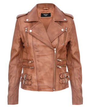 Maak kennis met ons bestverkochte bikerjack met dubbele rij knopen, een toonbeeld van stijl en functionaliteit. Deze jas is met precisie vervaardigd en is ontworpen om je garderobe te verfraaien met zijn gestroomlijnde kenmerken en silhouet, zodat je moeiteloos opvalt. Dit is waarom het een must-have is:  
 Onderscheidend stijlvol: Het gestroomlijnde ontwerp van de jas creëert een aparte en modieuze uitstraling die perfect is voor iedereen gelegenheid.
  
 Voldoende opbergruimte: Met meerdere zakken met rits aan de aan de voorkant voegt deze jas niet alleen karakter toe, maar biedt hij ook extra opbergruimte voor je essentiële spullen.
  
  Flamboyante details: De breed ingekerfde revers en schouderepauletten zorgen voor een vleugje flamboyantie en worden stevig vastgemaakt met drukknopen voor een gepolijste look.
  
 Getailleerde pasvorm: Gesplipjes op de heupen zorgen voor een comfortabele, taps toelopende pasvorm, waardoor je silhouet wordt geaccentueerd, aangevuld met de slanke pasvorm van de jas ontwerp. CKleurvariëteit: Verkrijgbaar in een breed scala aan kleuren, u kunt degene kiezen die bij uw persoonlijke stijl past.  Deze jas is gemaakt van 100% premium ultrazacht nappaleer en gevoerd met een premium polyestermix en biedt zowel luxe als comfort. Met een niet-gecentreerde YKK-ritssluiting is deze jas even functioneel als stijlvol, waardoor het een veelzijdige toevoeging aan je garderobe is