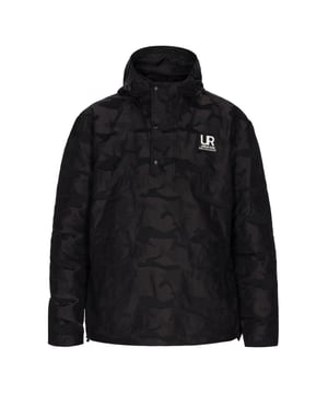 Maak kennis met een camouflagejack met capuchon. De ritssluiting aan de voorkant wordt gedeeltelijk afgedekt door een stoffen flap met drukknopen. Het heeft een hoge kraag en een verstelbare capuchon met trekkoord. Een logopatch siert de linkerborst, terwijl elastische manchetten op de lange mouwen zorgen voor een comfortabele pasvorm. De rechte zoom en normale pasvorm maken hem perfect voor dagelijks gebruik.  Slip-on jas