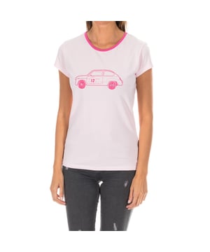 Kurzarm-T-Shirt Armand Basi
 Farbe Hellrosa.
 Rundhalsausschnitt mit geripptem Abschluss.
 Atmungsaktiver und elastischer Stoff.
 ESstampado der Unterschrift, auf der Vorderseite.
 Nähte in Ton gesehen.

 Zusammensetzung: 95% Baumwolle. - 5% Elastan.

 Waschanleitung:
 - Maximal bei 40ºC waschen.
 - Bügeln bei mittlerer Temperatur, max. 110 ° C.
 - Es erlaubt, Trockner zu verwenden.
 - Verwenden Sie keine Bleichmittel.
 - Lässt keine chemische Reinigung zu.

 Zusammensetzung: 95% Baumwolle, 5% Elastan
 Pflege:
- Maximal bei 40ºC waschen.
 - Bügeln bei mittlerer Temperatur, max. 110ºC.
 - Erlaubt die Verwendung eines Trockners.
 - Keine Bleichmittel verwenden.
 - Chemische Reinigung ist nicht möglich.
