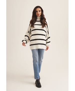 Verleihen Sie Ihrem Outfit des Tages mit diesem schokoladenbraunen Pullover einen schicken und doch warmen Akzent. Mit einem gestrickten Material und einem gestreiften Design, einem hohen Kragen und einer lässigen Passform – was gibt es da nicht zu lieben? Kombinieren Sie ihn mit Faux-Leder-Hosen und einer schwarzen Tasche, um zusätzliche Stilpunkte zu sammeln.
