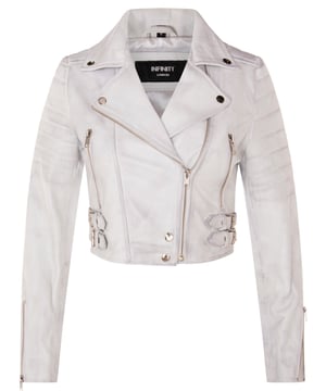 Geniet van luxe en eigentijdse stijl met ons voortreffelijke leren jack. Dit is wat het tot een must-have maakt:  
 Opperste zachtheid: Dit is gemaakt van ultrazacht leer met een premium nappa-afwerking jas is een genot dat luxueus aanvoelt op je huid. 
 Cropped Chic: De eigentijdse kortere lengte en het nauwsluitende ontwerp creëren een modieuze en flatterende look die perfect is voor elke gelegenheid. 
 Onderscheidende details: Gewatteerde schouders en verlengde verticale ritszakken voegen een vleugje verfijning en uniekheid toe aan de eigenschappen van deze jas ontwerp. 
 Aanpasbaar comfort: Manchetten met rits zorgen ervoor dat je de mouwen kunt opstropen voor een persoonlijke look, terwijl je met een verstelbare taille met gesp een de perfecte pasvorm en gevoel. 
 Iconische Flair: De brede revers met inkepingen omarmt de klassieke Brando-stijl en voegt een tijdloos vleugje flair toe aan deze moderne meesterwerk.  Gevoerd met premium satijn en voorzien van een niet-gecentreerde YKK-ritssluiting, combineert dit jack comfort met hoogwaardige mode. Met twee buitenzakken met ritssluiting en gewatteerde details is dit het toonbeeld van elegantie en veelzijdigheid voor de modebewuste individu.