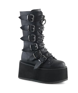 Damned 225 de Demonia es la bota de plataforma gótica de media pantorrilla definitiva. Con una elegante parte superior de cuero vegano negro y 6 hebillas de metal con tachuelas en la parte delantera de las botas con cordones y la imponente presencia que le da la suela de goma de 3,5" de grosor, llamarás la atención dondequiera que vayas. Con una cremallera lateral plateada para que sea fácil ponerse y quitarse la bota, esta bota se destaca por su comodidad, practicidad y, sobre todo, por su estilo. Ya sea que busques hacer una declaración o simplemente quieras lucir bien, estos zapatos son la mejor opción.
