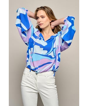 Kies voor de Allison print top! Een absolute blikvanger van Mart Visser. Deze top met grafische retro print in kobaltblauw, lichtblauw en paars trekt niet alleen de aandacht vanwege het exclusieve ontwerp, maar ook door de unieke details van de ontwerper. De koordjes bij de halslijn kunnen zowel gestrikt als los gedragen worden, waardoor je de look naar jouw smaak kunt aanpassen. Dankzij de elastische band met trekkoordjes aan de onderkant kun je de top naar wens tailleren, wat zorgt voor een flatterende pasvorm die perfect bij jouw figuur past. De wijde pofmouwen met elastische boorden voegen een vleugje romantiek toe aan deze damesblouse, terwijl de losse pasvorm en de lengte tot op de heup een comfortabele en eigentijdse uitstraling bieden. Creëer een moeiteloos chique look met de Allison print top van Mart Visser en straal in dit opvallende en moderne ontwerp.