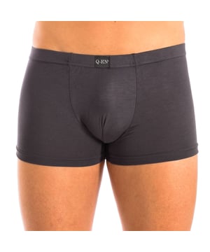 Q-EN herenboxershort.
 Elastische rubberen tailleband, met geborduurde merknaam.
 Comfortabele en ademende stof.
 Anatomische voorkant, met de mogelijkheid om vast te houden zonder te knellen.
 Naden in toon zichtbaar.
 Samenstelling: 95% Bamboe, 5% Elastaan
 Onderhoud:
Wassen op max. temperatuur 30º.
 - Geen bleekmiddel gebruiken.
 - Niet in de droger.
 - Niet strijken.
 - Niet chemisch reinigen.