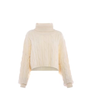 De casual myMo coltrui is gemaakt van een zachte garenmix en heeft een klassiek kabelpatroon. De verkorte en afgeronde voorkant geeft de trui een moderne twist.  Pullover trui