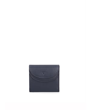 Cartera de hombre. El cierre es con botón de presión. Los bolsillos internos son tarjeteros y porta billetes. Los bolsillos externos son uno frontal con botón magnético. Falta la correa para el hombro. Falta el mango. Hay un compartimento interno. El material exterior es 100% Piel Auténtica. Internamente está forrado en piel auténtica. Medidas: 10x9x2,5 cm. Producto de moda