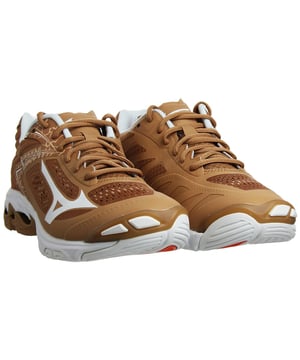 Der Mizuno Wave Lightning Z5 Herren-Sneaker in Braun ist ein leistungsstarker Schuh für Sportler, insbesondere für Sportarten wie Volleyball. Die stylische braune Farbe verleiht dem Schuh einen einzigartigen und eleganten Look auf dem Spielfeld. Bekannt für ihre fortschrittlichen Technologien und ihre leichte Konstruktion, bietet der Mizuno Wave Lightning Z5 Herren-Sneaker Sportlern den Halt, die Stabilität und die Beweglichkeit, die sie für herausragende Leistungen benötigen. Hauptmerkmale: Mizuno Wave-Technologie: Der Schuh ist mit der charakteristischen Mizuno Wave-Technologie ausgestattet und bietet außergewöhnliche Dämpfung und Stabilität bei dynamischen Bewegungen. Volleyballspezifisches Design: Dieser Schuh ist speziell für Volleyballspieler konzipiert und bietet Funktionen für verbesserte Reaktionsfähigkeit und Unterstützung bei schnellen Aktionen auf dem Spielfeld. Leicht und flexibel: Hergestellt aus leichten Materialien, minimiert dieser Schuh das Volumen und fördert die Beweglichkeit, sodass Sportler sich frei bewegen können. Atmungsaktives Obermaterial: Das atmungsaktive Obermaterial sorgt für optimale Luftzirkulation und hält die Füße auch bei intensiven Spielen angenehm kühl. Sicherer Sitz: Der Schnürverschluss ermöglicht einen sicheren und individuellen Sitz. Robuste Konstruktion: Diese Sneaker sind aus hochwertigen Materialien gefertigt und halten den Anforderungen intensiven Spiels stand. Mizuno-Branding: Als Teil der renommierten Marke Mizuno stehen diese Sneaker für Qualität und Kompetenz im Bereich Sportschuhe. Bitte beachten Sie, dass Produktdetails und Farboptionen je nach Region und Verfügbarkeit variieren können. Um die genauen Eigenschaften und Farbverfügbarkeit der Mizuno Wave Lightning Z5 Herren-Sneaker in Braun zu erfahren, empfehle ich Ihnen, die offizielle Mizuno-Website oder autorisierte Händler zu besuchen, um die aktuellsten Informationen zu erhalten.