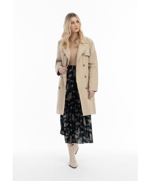 Gewisse Basics gehören in jede Garderobe. Der Trechcoat von DreiMaster Klassik gehört in jedem Fall dazu. Gefertigt aus einem weichen, angerauten Baumwollmix zeigt er die typische doppelreihige Knopfleiste, einen Schulterkoller sowie einen akzentuierenden Taillengürtel mit Schnalle. Die zwei seitlichen Eingrifftaschen sind ein Muss, ebenso der Schlitz auf der Rückseite. Geht offen, wie geschlossen - von Office bis Oper.  Übergangstrenchcoat