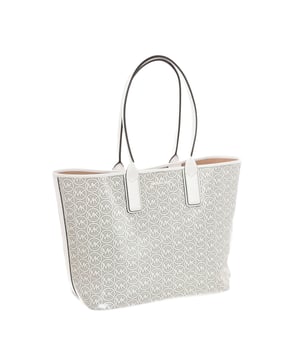 Bolso tote 35H1T2JT3C mujer 

Diseño y Forma:
- Este bolso Michael Kors tiene una silueta clásica de estilo tote.
- Presenta una forma rectangular y estructura rígida para mantener la forma.

Asas:
- Cuenta con asas de mano largas para llevar el bolso cómodamente en el brazo.
- Las asas están diseñadas para soportar el peso del bolso lleno.

Cierre:
- No tiene cierre.

Detalles de la marca:
- Tiene el logotipo de la marca Michael Kors grabado en el frontal.

Características:
- No tiene bolsillos internos.
 Medidas: 45x30x16cm
 Composición: 100% PVC
 Cuidados:
Limpiar con un paño húmedo.