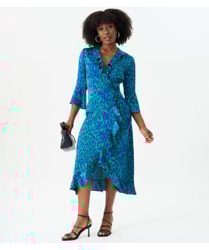 "Da rienda suelta a tu lado salvaje con nuestro vestido cruzado con volantes y estampado animal verde. Este vestido llamativo presenta un estampado animal llamativo y detalles de volantes favorecedores que elevarán tu juego de moda. El estilo cruzado favorece tu figura, lo que lo convierte en una prenda versátil y elegante. elección para cualquier ocasión.