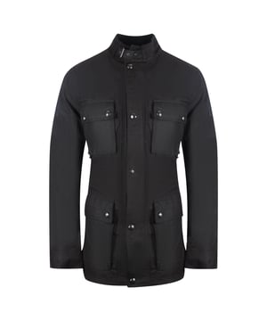 Erleben Sie ultimative Vielseitigkeit und Stil mit der Belstaff Black Jacket. Diese Jacke bietet sowohl Wärme als auch modisches Design und ermöglicht Ihnen den mühelosen Übergang von einem lässigen Tageslook zu einem schicken Abend-Outfit. Bleiben Sie gemütlich und sehen Sie fantastisch aus mit dieser unverzichtbaren Jacke!, Material: 100 % Baumwolle, Füllung: N/A, Millerain-Jacke aus gewachster Baumwolle, wasser- und windabweisend. Reißverschluss mit Schnalle um die Taille, schwarze Jacke