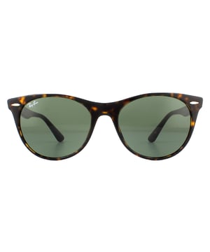 Las gafas de sol Ray-Ban Wayfarer II RB2185 902/31 Tortoise Green Classic G-15 son la última incorporación a la colección Wayfarer. Las Wayfarer II evolucionan una forma redondeada para la era moderna. Con las características típicas de las Wayfarer, no se puede negar a qué familia pertenecen. Las esquinas, las patillas aladas y las bisagras provienen de las Wayfarer originales. La delgada montura de acetato y las patillas finas aportan un look fresco y refinado.