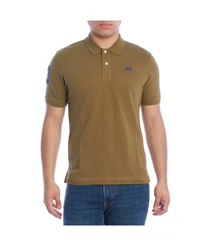 Polo de hombre manga corta de La Martina.

Un polo manga corta que combina simplicidad y estilo, este diseño de La Martina está confeccionado en piqué stretch, garantizando comodidad y un ajuste moderno. 

Detalles:

- Confeccionado en tejido piqué stretch, que proporciona elasticidad, comodidad y frescura.
- Cuello tipo polo con cierre de dos botones.
- Bordado icónico de La Martina en el pecho.
- Detalle del número "3" bordado en la manga.
- Manga corta con ajuste cómodo.
- Corte ajustado que sigue la silueta del cuerpo sin limitar la libertad de movimiento.

Este polo de hombre manga corta de La Martina es la combinación perfecta de estilo clásico y moderno. Su diseño minimalista con detalles únicos lo convierte en una opción ideal para cualquier ocasión casual, destacando por su calidad y elegancia discreta.
 Composición: 95% Algodón, 5% Elastano
 Cuidados:
- Lavar máximo a 30°C en ciclo delicado.
- No usar lejía ni blanqueadores.
- Planchar a baja temperatura, evitando los bordados para no dañarlos.
- No usar secadora.