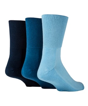 Aunque diseñados específicamente para su uso por personas con diabetes, estos calcetines para diabéticos IOMI no comprometen el estilo, el tacto ni el aspecto. Estos magníficos calcetines de mezcla de bambú, lujosamente suaves, se han fabricado para sujetar las piernas sin elasticidad y sin la tirantez que puede causar problemas a cualquier persona con problemas circulatorios. La parte superior de nido de abeja, de forma y tejido especiales, se amolda cómodamente al contorno de las piernas sin ejercer presión y sin causar las dolorosas marcas dejadas por la constricción que puede crear la elasticidad normal, que puede dificultar la circulación. Y con los dedos unidos a mano para unas costuras suaves, tiene sentido elegir estos calcetines ligeros para diabéticos de IOMI para cuidar sus piernas todos los días. Esta última versión de calcetines de bambú para diabéticos de IOMI es una mejora de la versión similar de algodón. El bambú como fibra es lujosamente suave gracias a sus propiedades naturales y es muy superior al algodón. Además, el bambú evacua la humedad del pie de forma natural. Por lo tanto, si sudas mucho porque hace un calor abrasador, tus pies sudarán mucho menos que si llevaras unos calcetines de algodón normales. La mejora de la transpirabilidad y la comodidad sólo aumenta la experiencia que sus pies tienen con estos brillantes calcetines de bambú para diabéticos.