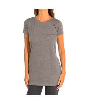 Camisón de manga corta Zumba. 
Color Gris
Clásica y versátil con un calce fácil. 
Cuello redondo. 
Gráfico en la espalda con motivos de la marca.
El tejido suave y elástico proporciona un ajuste cómodo y favorecedor.
Costuras vistas a tono.

Composición:  65% Poliéster, 35% Algodón.

-Utilizar lavadora a temperatura máxima 30º .
-Utilizar secadora.
-No se puede utilizar Lejía.
-No Planchar.