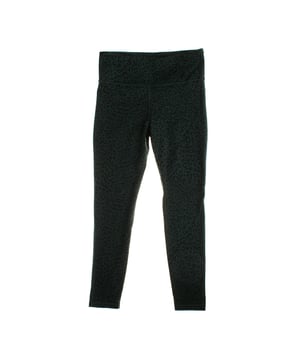 Leggings para mujer de cintura alta, diseñados para ofrecer un ajuste ceñido y cómodo que se adapta perfectamente al cuerpo. 

Confeccionados en un tejido elástico y suave, brindan libertad de movimiento, lo que los convierte en una opción ideal tanto para actividades deportivas como para el uso casual. 

La cintura ancha y alta proporciona soporte adicional en la zona abdominal, ofreciendo un ajuste seguro y favorecedor. 

Tecnología Fast Drying que ayuda a eliminar rápidamente el sudor de la piel, asegurando una sensación de sequedad y un ajuste cómodo.

Estos leggings son perfectos para el gimnasio, yoga o simplemente para un día de relax, combinando comodidad y estilo.
 Composición: 73% Poliéster, 27% Elastano
 Cuidados:
- Lavar a máquina con agua fría.
- Utilizar colores similares en el lavado.
- Evitar el uso de blanqueadores.
- Secar a baja temperatura en secadora.
- No planchar.
- No lavar en seco.