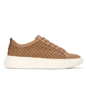 Da un paso hacia el estilo con las zapatillas Boss Amber Tenn Court. Fabricadas con superiores de cuero de alta calidad y suelas de goma duraderas, estos zapatos están diseñados para una comodidad durante todo el día con un toque deportivo. La combinación de colores naturales y el diseño intrincado te permiten combinarlas sin esfuerzo con cualquier atuendo casual. Ponte estas versátiles zapatillas para un look refinado pero relajado y enfrenta tu día con una moda sin esfuerzo.
