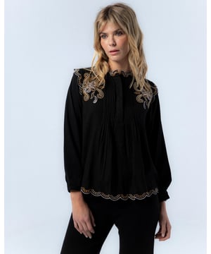 La Blusa Estela Bordado Negro es una elección elegante y sofisticada para el otoño. Con sus delicados bordados y corte holgado, esta blusa aporta un toque de distinción a cualquier conjunto. Ideal para combinar con pantalones oscuros y botas altas, creando un look chic y confortable.
 
 
 
 Blusa con jaretas.
 
 Bordado en cuello, manga, hombro y bajo.
