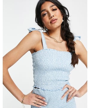 Cute top All-over floral print Square neck Tie straps Cropped length Slim fit Close-fitting cut
