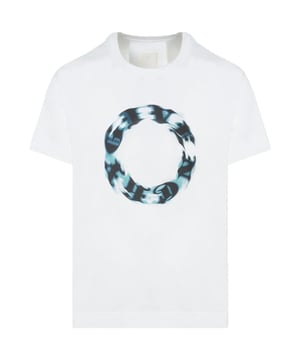 Presentamos la camiseta blanca de Givenchy: !el complemento perfecto para tu guardarropa! Esta camiseta ofrece una opcion comoda y elegante para cualquier ocasion informal. Su corte extragrande es a la vez moderno y favorecedor, lo que la convierte en una prenda imprescindible para las personas que van a la moda. !Eleva tu estilo con Givenchy!, Marca Givenchy, Marca circular, Camiseta con cuello redondo, Logotipo en la parte delantera y trasera, 100 % algodon, Ropa urbana, Corte extragrande, Camiseta blanca