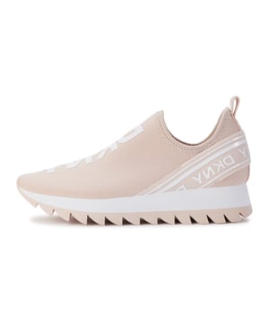 De DKNY 'ABBI' lage damesschoenen bieden maximaal comfort dankzij de slip-on stijl en textielen voering. De afgeronde neus en antislipzool zorgen voor een veilige en prettige loopervaring. De subtiele logodetails en opvallende hielkap met labeling maken een fashion statement. Deze sneakers zijn de perfecte combinatie van comfort en stijl voor dagelijks gebruik.