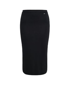 Dieser elegante Midi-Bleistiftrock hat eine schmale Passform und ist perfekt für einen schicken und klassischen Look. Es ist aus Strick gefertigt und bietet mit seinem dehnbaren Bund Komfort und Flexibilität. Das klare Design macht es vielseitig für verschiedene Anlässe, während das dezente Markenemblem dem Stück einen Hauch von Raffinesse verleiht.  Felsen