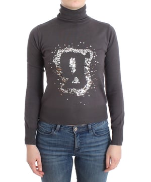 Nuevo con etiquetas  
100% Auténtico suéter de cuello alto John Galliano  
Hecho de 100% lana virgen  
Color: Marrón  
Diseño de cuello alto  
Detalles del logo  
Impresión de periódico  
Suéter ligero  
Viene con etiquetas originales y bolsa de la tienda  
Material: 100% lana virgen