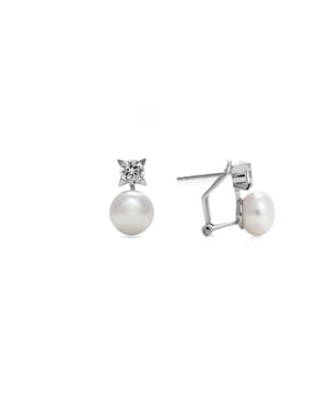 Pendientes con cierre omega essential de plata de ley 925 y perla blanca con acabado en baño de rodio. Momentos para brillar combina a la perfección diseños que se resisten al paso del tiempo con joyas más innovadoras. Joyas elegantes y sofisticadas para brillar en ocasiones especiales.