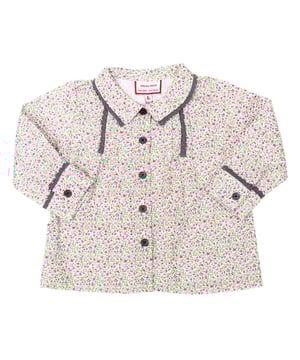Camisa de manga larga.
Cuello de solapa.
Cierre de botones en la parte delantera.
Puños con cierre de botón.
Detalle de acabados de puntilla.
Costuras vistas a tono.
 Composición: 100% Algodón
 Cuidados:
- Lavar a máx. 30ºC.
- No usar lejía.
- Planchar a temperatura baja.
- Admite limpieza en seco.
- No usar secadora.