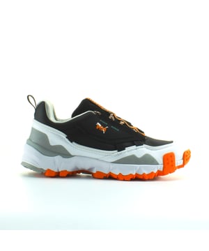 El Trailfox original unió la brecha entre la moda de finales de los 90 y el sendero de principios de 2000. Su suela exterior resistente y su parte superior inspirada en el rendimiento fueron diseñadas para dominar cualquier terreno. Para la colaboración de Puma con Helly Hansen, remezclaron el Trailfox. Helly Hansen trajo un giro moderno a la silueta retro con una mezcla de material fresco, cubierta de cordones de marca y fuertes toques de color.