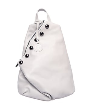 Mochila  
100% cuero de vaca  
Asa superior única  
Cierre superior con cremallera, se puede plegar con cierre magnético  
Bolsillo interior con cremallera  
Bolsillo trasero con cremallera  
Dos correas de hombro ajustables  
Dimensiones: 38x30x14 cm