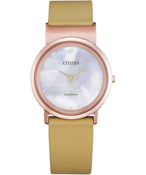 Diese Citizen Analoguhren für Damen ist das perfekte Zeitmesser zum Tragen oder Verschenken. Das rose-goldene 31 mm runde Gehäuse kombiniert mit dem bequemen beigen Lederarmband sorgt dafür, dass Sie dieses atemberaubende Zeitmessgerät ohne Kompromisse genießen können. Angetrieben von einem hochwertigen Eco-Drive-Uhrwerk und wasserdicht bis 5 bar, wird Ihre Uhr weiterhin ticken. Diese hochwertige Uhr verfügt über eine Eco-Drive-Technologie (wird von jeder Lichtquelle aufgeladen; keine Batterie erforderlich) - Die Uhr hat eine Funktion: Solar betrieben. Hochwertiges 19 cm langes und 16 mm breites beiges Lederarmband mit einer Gürtelschnalle. Gehäusedurchmesser: 31 mm, Gehäusehöhe: 6 mm, Gehäusefarbe: rose-gold und Ziffernblattfarbe: Perlmutt.