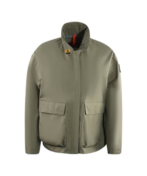 Blijf warm en stijlvol in de grijze jas van Parajumpers. Deze luxueuze damesjas is vervaardigd met geisoleerde stof die warmte behoudt en beschermt tegen de elementen. Offer geen stijl op voor comfort - maak een verklaring! Bovenste matierl: 80% polyester, 20% polyurethaangrijze jas, lange mouwen, merklogo op zipafsluiting links, elastische mouw en taille -uiteinden, reguliere pasvorm, gemaakt van 30% gerecyclede stoffenstijlcode: GH31 Siri 776