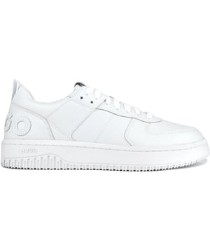 Lleva tu estilo de cancha a nuevas alturas con las HUGO Killian Tenn. Estas impecables zapatillas de deporte de cuero completamente blancas están listas para llevar tu look de lunes a viernes al fin de semana. Con parte superior de cuero de primera calidad, plantillas cómodas y acolchadas y suelas de goma atrevidas, estas zapatillas están diseñadas para llamar la atención y mantenerte firme en tus pies. Ponte el HUGO Killian Tenn y mejora tu look casual con un estilo mono clásico y limpio.