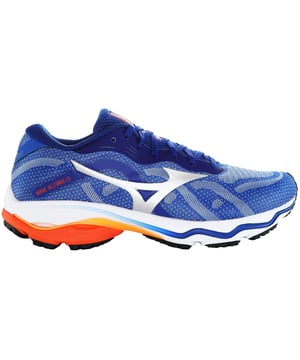 Las zapatillas de running Mizuno Wave Ultima 13 para hombre en color azul son unas zapatillas atléticas de alto rendimiento diseñadas para ofrecer amortiguación, sujeción y capacidad de respuesta a los corredores. Estas zapatillas están pensadas para satisfacer las necesidades de aquellos que buscan comodidad y rendimiento durante sus carreras. Estas son las principales características de estas excepcionales zapatillas de running azules:

 Construcción de primera calidad:  Estas zapatillas están fabricadas con materiales de alta calidad que ofrecen durabilidad y comodidad. La parte superior suele estar hecha de una combinación de malla transpirable y superposiciones sintéticas para proporcionar un ajuste seguro y cómodo.

 Elegante color azul: Las zapatillas se presentan en un elegante color azul, que añade un toque de color a tu atuendo de running a la vez que mantiene un aspecto versátil y deportivo.

 Cierre de cordones: Presentan un cierre tradicional de cordones, que permite un ajuste seguro y personalizable, garantizando que tus pies permanezcan sujetos durante tus carreras.

 Tecnología Wave:  Mizuno es conocida por su tecnología Wave, integrada en la entresuela de las zapatillas. Esta tecnología proporciona una excelente amortiguación, estabilidad y capacidad de respuesta, ayudando a absorber el impacto y proporcionar apoyo durante tus carreras.

 Entresuela U4ic:  La entresuela suele estar fabricada con la espuma U4ic (pronunciado "euphoric") de Mizuno, que ofrece una amortiguación ligera y una sensación de respuesta para una pisada cómoda.

 Suela de goma X10:  La suela exterior suele ser de goma X10 duradera, que proporciona una excelente tracción y durabilidad, haciéndola adecuada para diversas superficies de carrera.

 Diseño transpirable:  La parte superior de malla mejora la transpirabilidad, ayudando a mantener tus pies frescos y cómodos durante tus carreras.

 Cuello y lengüeta acolchados:  Las zapatillas pueden incluir un cuello y una lengüeta acolchados para mayor comodidad y sujeción del tobillo.