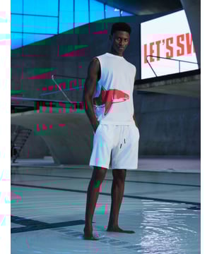 When the heat rises, these white towelling shorts will be your go-to. Featuring a subtle shark logo to the front, side pockets and an elasticated drawstring waistband, simply throw-on-and-go. Pair with the matching shirt for the full look.