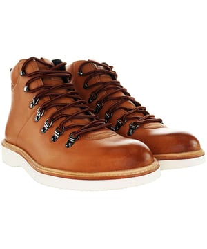 Stap vol vertrouwen en stijl het buitenleven in met de Ted Baker Liykere Heren Bruin Hiker Boots. Ontworpen voor zowel stedelijke verkenning als ruige avonturen, combineren deze laarzen naadloos fashion-forward esthetiek met de duurzaamheid en functionaliteit die nodig is voor elk terrein.

Belangrijkste kenmerken:

 Ruige elegantie:  De Liykere Hiker Boots hebben een bruine kleur die een vleugje ruige elegantie toevoegt, waardoor ze een veelzijdige keuze zijn voor verschillende outdoor- en casual omgevingen.

 Duurzame constructie:   Gemaakt met Ted Baker's toewijding aan kwaliteit, zijn deze laarzen gebouwd om de uitdagingen van het buitenleven te weerstaan. Van de bovenkant tot de zool, elk detail is ontworpen voor duurzaamheid.

 Op wandelen geïnspireerd ontwerp:   Het op hikers geïnspireerde ontwerp maakt ze niet alleen visueel aantrekkelijker, maar biedt ook extra steun aan de enkels, waardoor deze laarzen ideaal zijn voor oneffen terrein.

 Eersteklas materialen:   Verwacht niets minder dan eersteklas materialen in deze laarzen. De combinatie van kwaliteitsleer en andere duurzame materialen zorgt voor een lange levensduur en comfort.

 Veilig vetersysteem:   De laarzen zijn uitgerust met een veilig vetersysteem, zodat je de pasvorm kunt aanpassen voor optimaal comfort en ondersteuning tijdens je avonturen.

 Tractie voor alle terreinen:   De buitenzool is ontworpen voor superieure tractie op verschillende ondergronden, voor stabiliteit en vertrouwen, of je nu op rotsachtige paden loopt of op straten in de stad.

 Ted Baker Merkopdruk:   Subtiele Ted Baker branding voegt een vleugje verfijning toe en laat zien dat het merk zich inzet voor zowel stijl als kwaliteit.
