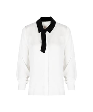 Elegante y minimalista diseño que se combina perfectamente con cualquier vestuario, ideal tanto para la oficina como para el uso diario.

El elegante cuello añade clase y hace que la camisa luzca pulcra y profesional, independientemente de la ocasión.

Únicos botones logotipados resaltan el carácter de marca de la camisa, añadiendo exclusividad y un estilo único.

Las mangas largas proporcionan comodidad durante todo el año, además de permitir variadas combinaciones, desde estilos formales hasta los más casuales.

Un sutil detalle de la marca en el cuello es un signo distintivo que añade prestigio a la camisa y destaca su alta calidad.

La camisa, confeccionada con tejidos de la más alta calidad, garantiza durabilidad, comodidad y un aspecto excelente incluso después de muchos lavados.