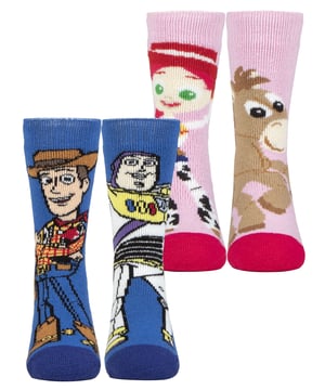 Ihre Kinder werden diese kuscheligen, warmen Socken lieben! Diese lizenzierten Disney Pixar Toy Story Thermosocken zeigen die Lieblingscharaktere aus Toy Story und sind somit die perfekte Lösung, um Ihre Kleinen im Winter warm zu halten. Die Socken sind weich und dick, mit einem Heatweaver-Futter, das die Wärme speichert und die Füße den ganzen Tag über warm hält. Es gibt 3 Paar pro Packung mit zwei tollen Disney Pixar Toy Story Charakteren pro Paar, nämlich Woody & Buzz Lightyear oder Jessie & Bullseye! Sie sind dick, klobig und haben einen Tog-Wert von 2,34, d.h. sie sind mehr als 7x wärmer als einfache Baumwollsocken (0,33 Tog)! Das liegt daran, dass sie aus einem speziell entwickelten Thermogarn hergestellt wurden, das eine Hochleistungsisolierung gegen Kälte bietet. Darüber hinaus erzeugen die Heat Holders Loops eine einzigartige Polsterung, die noch mehr warme Luft einschließt. Diese farbenfrohen Socken werden von einem Experten gebürstet, wodurch die Innenseite nicht nur sensationell weich ist, sondern auch dazu beiträgt, die Menge an warmer Luft zu maximieren, die in jeder Socke gehalten wird - für absolute Wärme und ganztägigen Komfort. Diese Socken werden in einem 3er-Pack mit 2 Figuren pro Paar geliefert und bestehen aus: 91% Acryl, 5% Nylon, 3% Polyester, 1% Elastan. Sie sind in 2 Kindergrößen erhältlich: 9-12 UK & 12,5-3,5 UK und sind maschinenwaschbar.