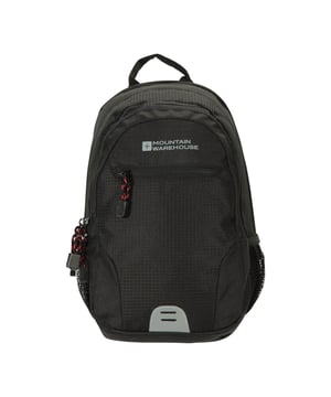 Außenmaterial (%): 100% Polyester. Füllmaterial (%): 90% Schaumstoff, 10% PU (Polyurethan). Marke: Mountain Warehouse. Höhe: 36 cm. Breite: 22 cm. Länge: 16 cm. Gewebetechnik: Atmungsaktiv. Design: Logo, Reflektierende Details. Taschenmerkmale: Verstellbarer Gurt, Gittergewebe, Tragegriff, Wattiert. Fächer: 1 Vorderfach, Drei Hauptfächer, Mit Reißverschluss. Taschenart: Flasche, Netztasche. Kapazität: 12 L. Futtermaterial (%): 100% Polyester.