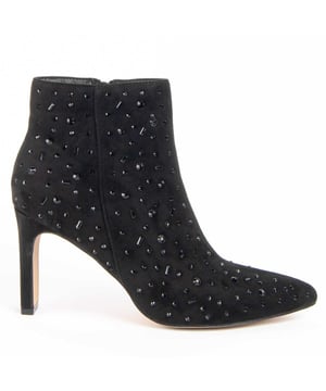 Dames enkellaars met hak. Comfortabele pasvorm. Gevoerde binnenzool van natuurlijk leer. Gemaakt door andere merken voor ons merk. Afmetingen: 8 cm hak, 16 cm hoog en 10 cm breed.
