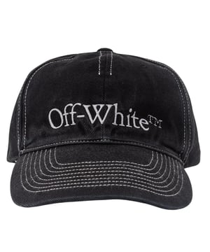 Off-White Bookish OW schwarze Baseballkappe. Erleben Sie echten Komfort mit dieser schwarzen Baseballkappe. Diese Kappe bietet eine bequeme Passform mit maximaler Atmungsaktivität. Genießen Sie die perfekte Kombination aus Stil und Komfort, damit Sie gut aussehen und sich gut fühlen. 100 % Baumwolle. Verstellbare Rückseite, Kappe mit Markenlogo. Genähtes Design, Made in Italy. Stilcode: OMLB041S23DEN0061001