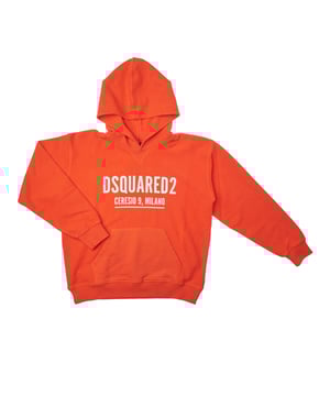 Sudadera con capucha Dsquared2 para niños, confeccionada en tejido con un corte holgado que proporciona un ajuste suelto y relajado, ideal para un estilo casual y moderno.

El tejido añade una textura cálida y distintiva, perfecta para días fríos.

En la parte frontal, se imprime el logo de Dsquared2 y la inscripción 'Ceresio 9, Milano' en el pecho, añadiendo un toque urbano y distintivo.

Incluye un práctico bolsillo tipo canguro que proporciona comodidad y funcionalidad, ideal para mantener las manos calientes o llevar pequeños objetos.

Con puños y dobladillo elásticos, esta sudadera es una opción versátil y con carácter, perfecta para completar cualquier conjunto casual con el sello de estilo de Dsquared2.
Composición: 100% Algodón; Elastano: 95% Algodón, 5% Spandex
Cuidado:
- Lavado en agua fría y ciclo suave.
- Usar detergente suave.
- Evitar secado a máquina.
- Planchar a baja temperatura.